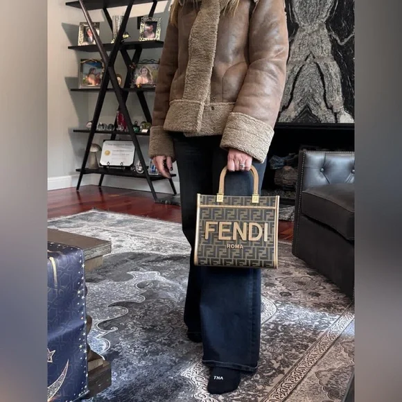 Fendi small sunshine tote bag + extra 900 dollar double sided strap included - Picture 2 of 11